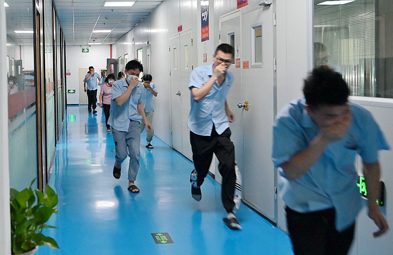 員工現(xiàn)場模擬火災逃生